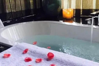 青岛水疗池中的失重冥想：当身体学会漂浮